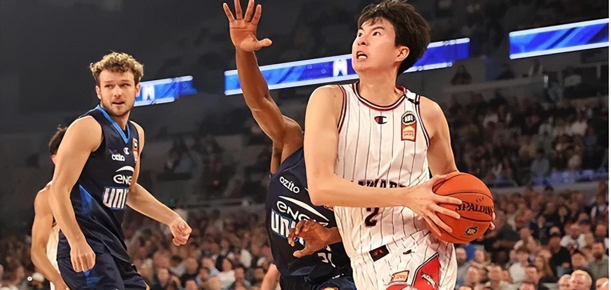 荷甲今晚走向成谜,深圳男篮防线松动,媒体盛赞,医务组通报恢复的简单介绍-球速体育